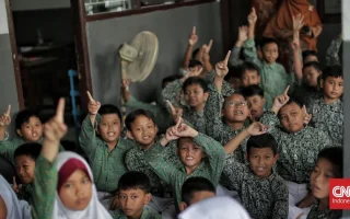 Prabowo Perkuat Santri lewat Beasiswa dan Tunjangan Guru