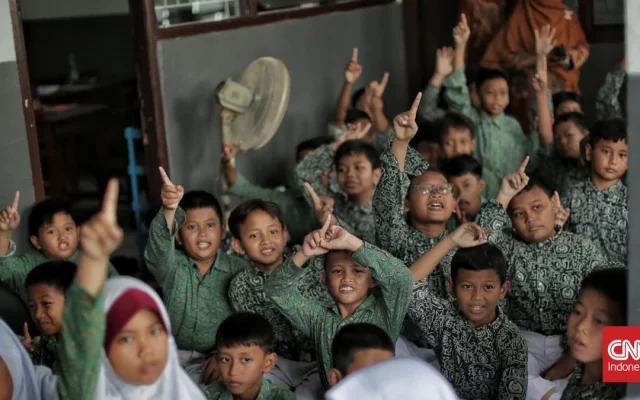 Prabowo Perkuat Santri lewat Beasiswa dan Tunjangan Guru