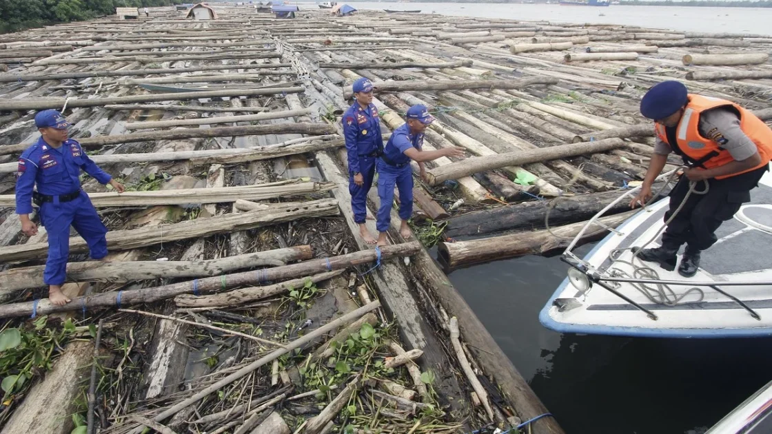 TNI AL Tangkap Dua Kapal Selundupkan Kayu Ilegal