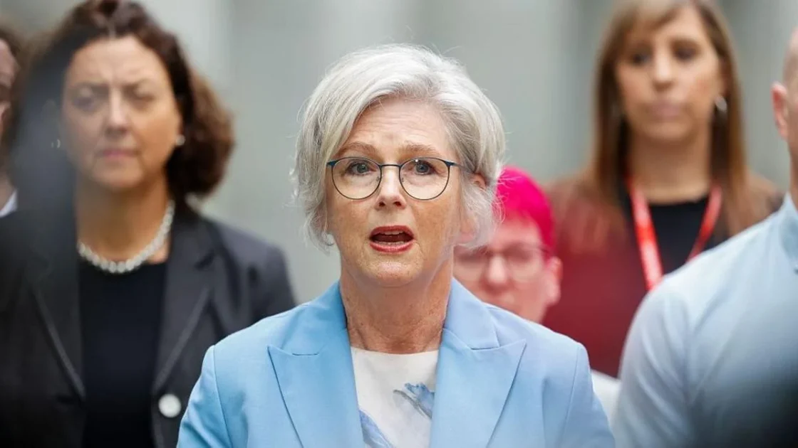 Anggota Parlemen Australia Helen Haines Ditabrak Mobil