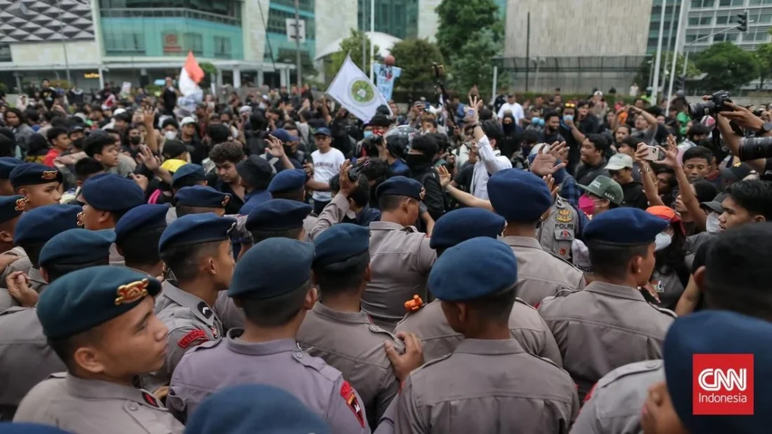 Polisi Tembakkan Gas Air Mata ke Massa Aksi 28 Oktober di Menteng