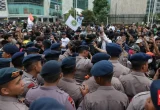 Polisi Tembakkan Gas Air Mata ke Massa Aksi 28 Oktober di Menteng