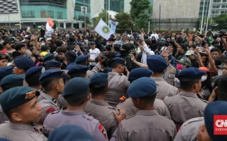 Polisi Tembakkan Gas Air Mata ke Massa Aksi 28 Oktober di Menteng