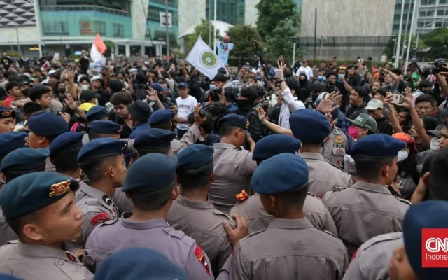 Polisi Tembakkan Gas Air Mata ke Massa Aksi 28 Oktober di Menteng