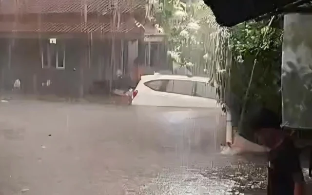 Hujan Angin di Bogor Picu Banjir Lintasan dan Pohon Tumbang