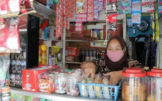 Viral Pria Curi Kardus Berisi Jajanan di Warung Jaksel