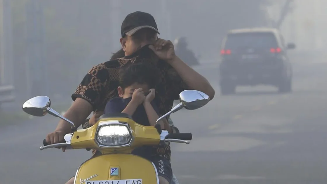 Sumut Diselimuti Kabut Asap Kiriman dari Karhutla