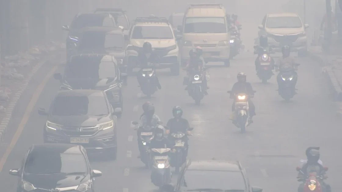 Palembang Diselimuti Asap Karhutla, Warga Cemas Berkendara