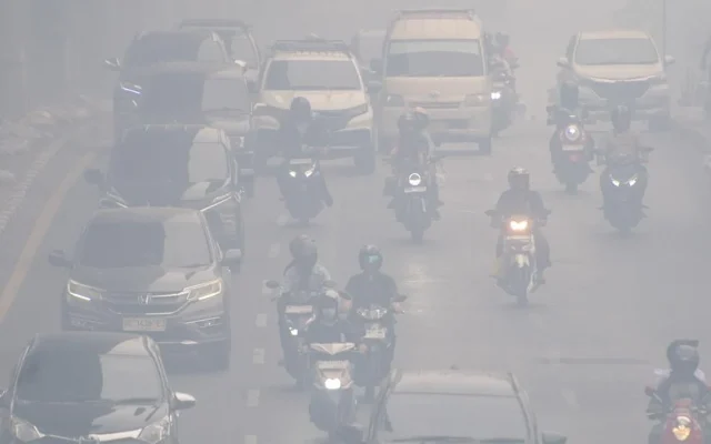 Palembang Diselimuti Asap Karhutla, Warga Cemas Berkendara