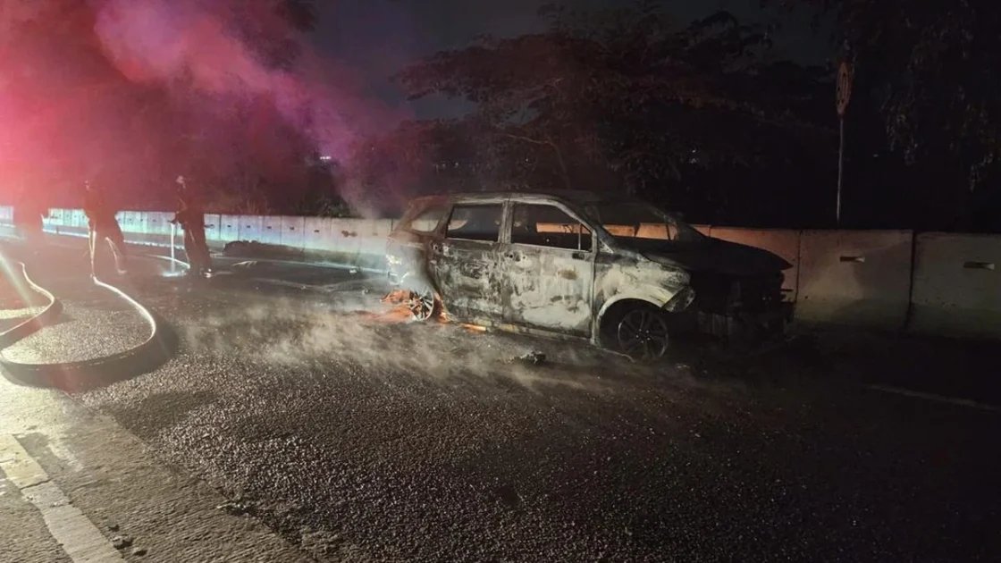 Minibus Terbakar di Tol Jagorawi Diduga Korsleting