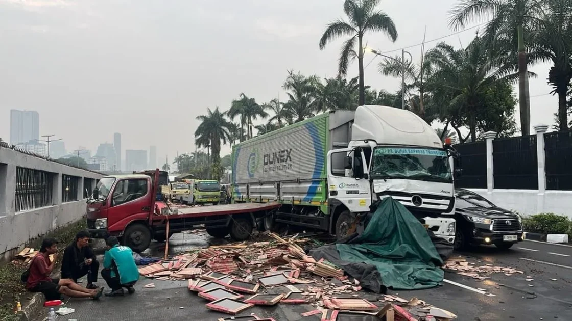 Kronologi Kecelakaan Dua Truk di Depan Gedung DPR