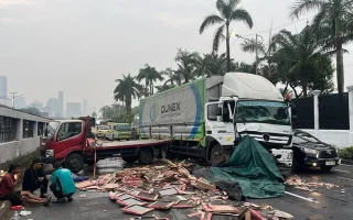 Kronologi Kecelakaan Dua Truk di Depan Gedung DPR