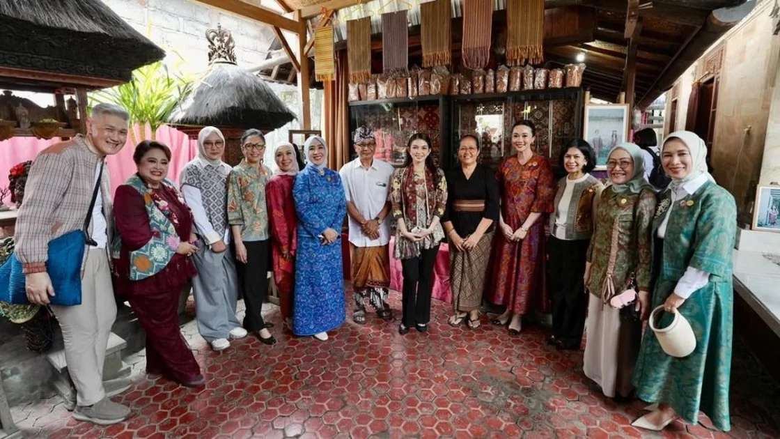 Seruni dan Dekranas Dorong Pelestarian Kain Tenun Gringsing
