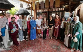 Seruni dan Dekranas Dorong Pelestarian Kain Tenun Gringsing