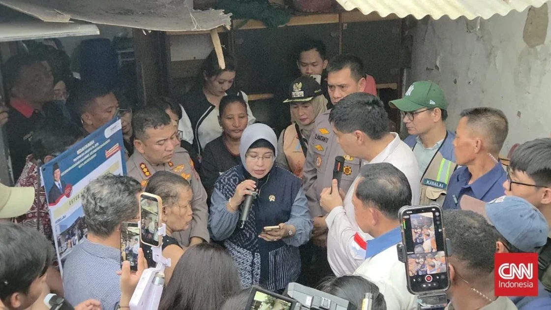 Menteri PKP dan Mendagri Tinjau Bedah Rumah di Kampung Ambon