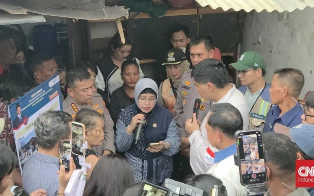 Menteri PKP dan Mendagri Tinjau Bedah Rumah di Kampung Ambon