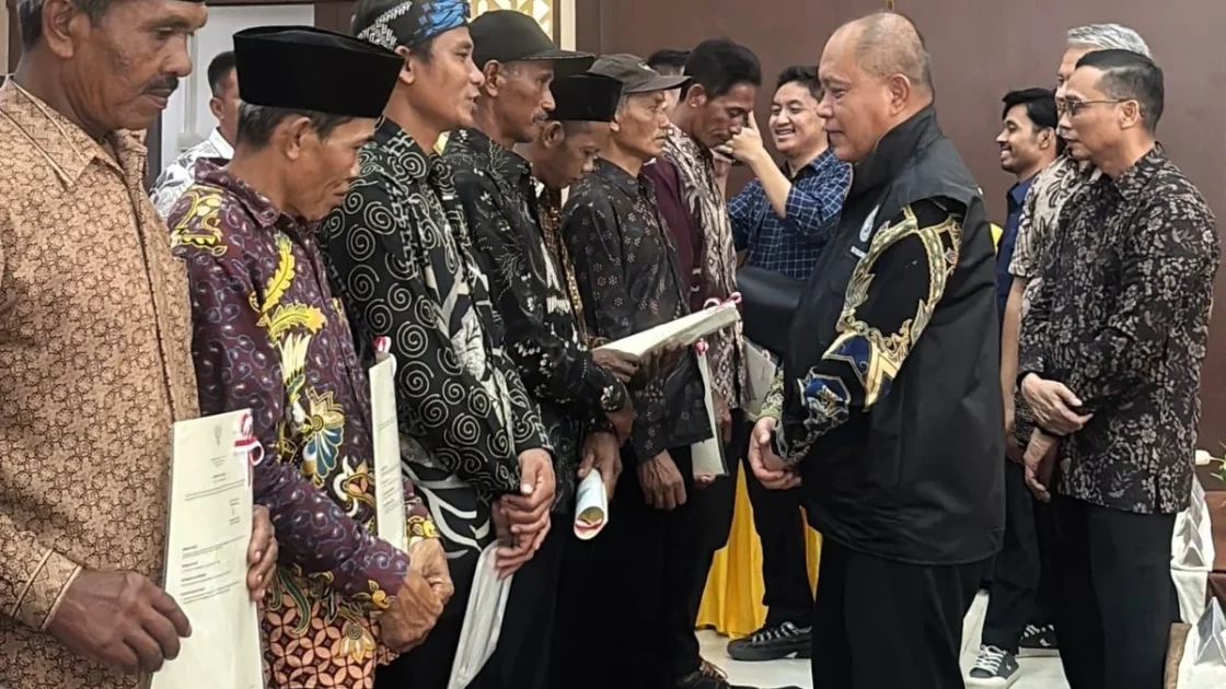 Kementrans Serahkan 194 Sertifikat Tanah di Sijunjung