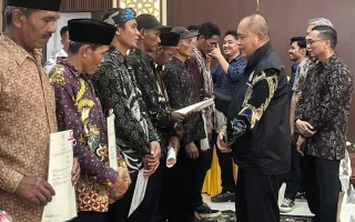 Kementrans Serahkan 194 Sertifikat Tanah di Sijunjung