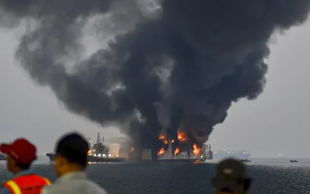 Tim SAR Evakuasi 460 Korban Kebakaran KMP Batumandi