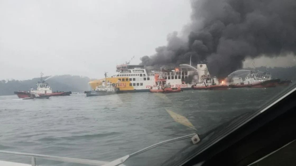 KMP Batumandi Terbakar di Perairan Merak, Penumpang Dievakuasi