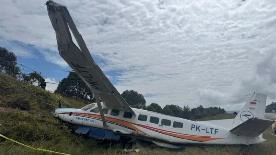 Pesawat Asian One Air Tergelincir di Papua, 2 TNI Terluka