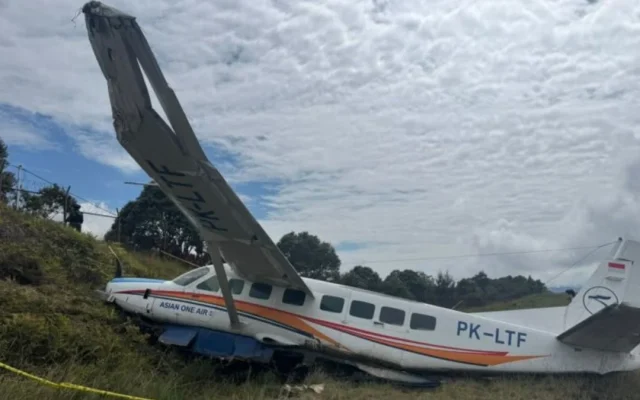 Pesawat Asian One Air Tergelincir di Papua, 2 TNI Terluka