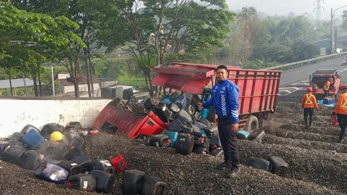 Truk Asam Sulfat Kecelakaan di Turunan Kertek Wonosobo