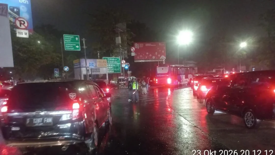 Jalan Buperta Cibubur Macet Parah Usai Diguyur Hujan