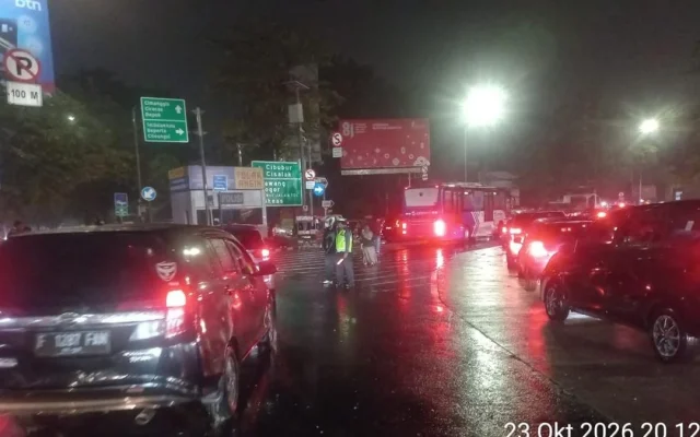 Jalan Buperta Cibubur Macet Parah Usai Diguyur Hujan