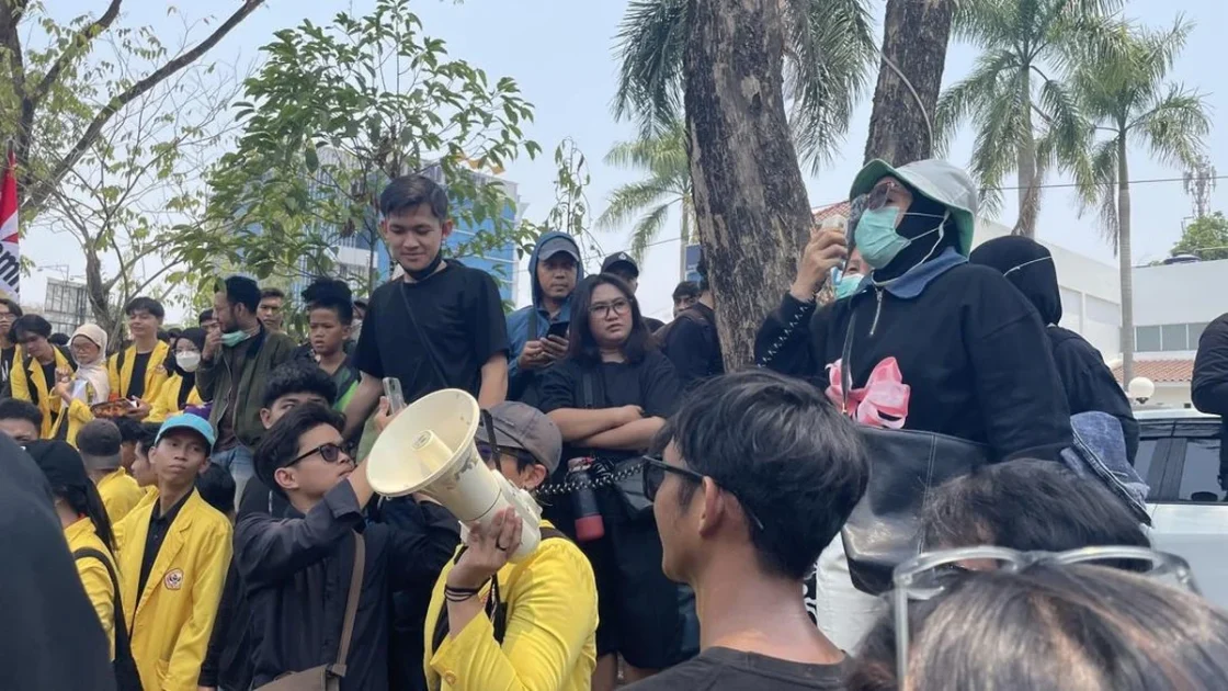 Demo Karhutla di Kalsel Ricuh, Pagar DPRD Roboh