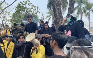 Demo Karhutla di Kalsel Ricuh, Pagar DPRD Roboh