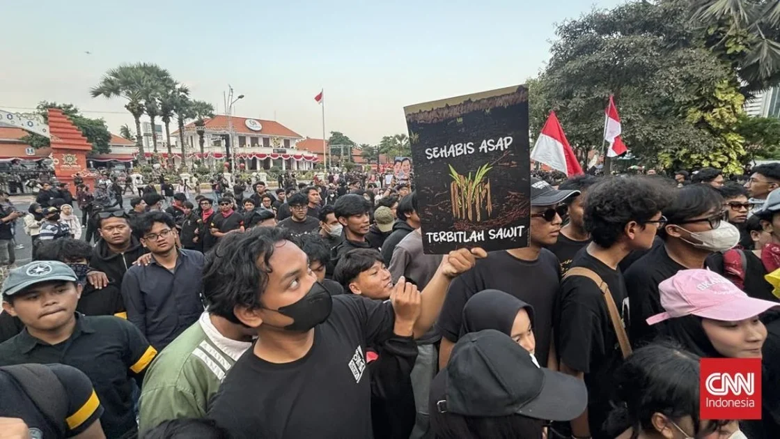 Masyarakat Sipil Surabaya Demo Soroti Karhutla di Dua Tahun Pemerintahan