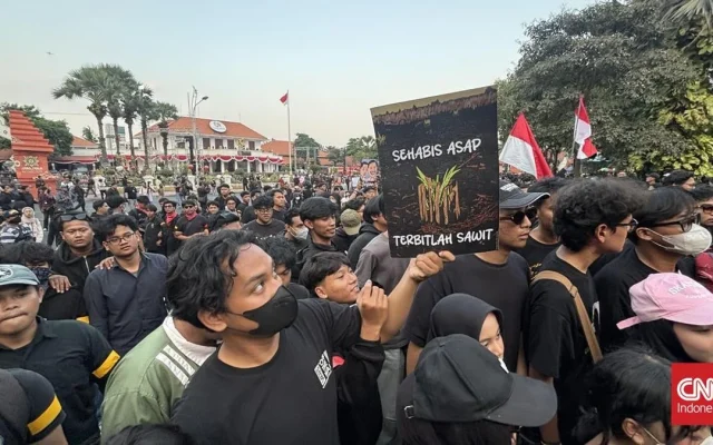 Masyarakat Sipil Surabaya Demo Soroti Karhutla di Dua Tahun Pemerintahan