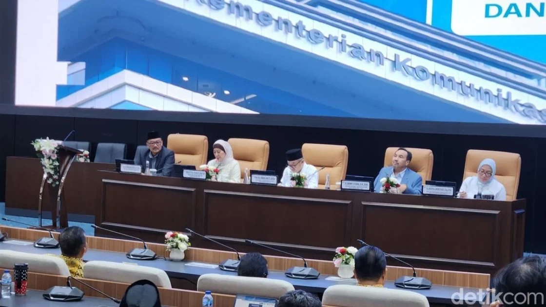 Menkomdigi Sebut YouTube dan Grup Meta Berisiko Tinggi