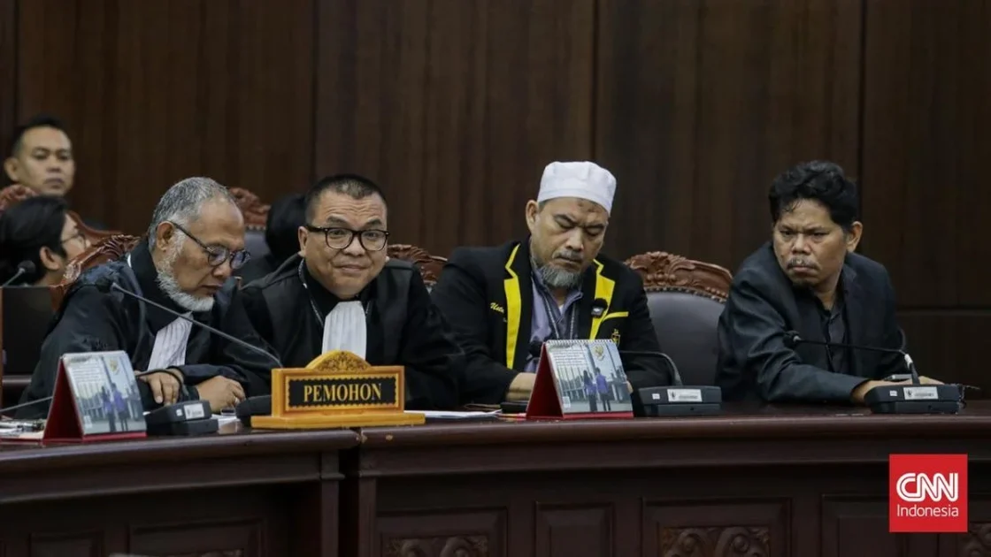 Denny Indrayana Ungkap Pertemuan Tertutup Bahas Gibran dengan PDIP