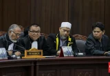 Denny Indrayana Ungkap Pertemuan Tertutup Bahas Gibran dengan PDIP
