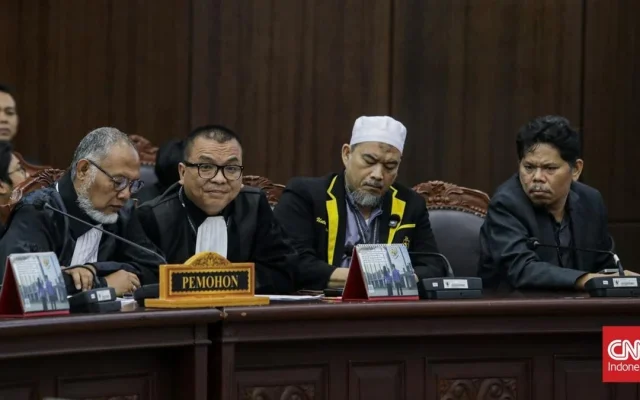 Denny Indrayana Ungkap Pertemuan Tertutup Bahas Gibran dengan PDIP