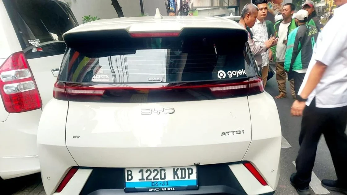 Sopir Ojol Patah Kaki Usai Ditabrak BYD di Panglima Polim