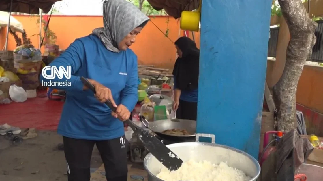 Aksi Relawan Lansia Bantu Petugas Pemadam Karhutla