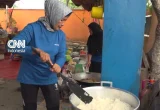 Aksi Relawan Lansia Bantu Petugas Pemadam Karhutla