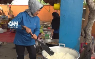 Aksi Relawan Lansia Bantu Petugas Pemadam Karhutla