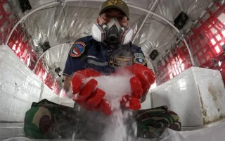 BNPB Sebut Dry Ice Efektif Turunkan Hujan dan Perluas Jarak Pandang