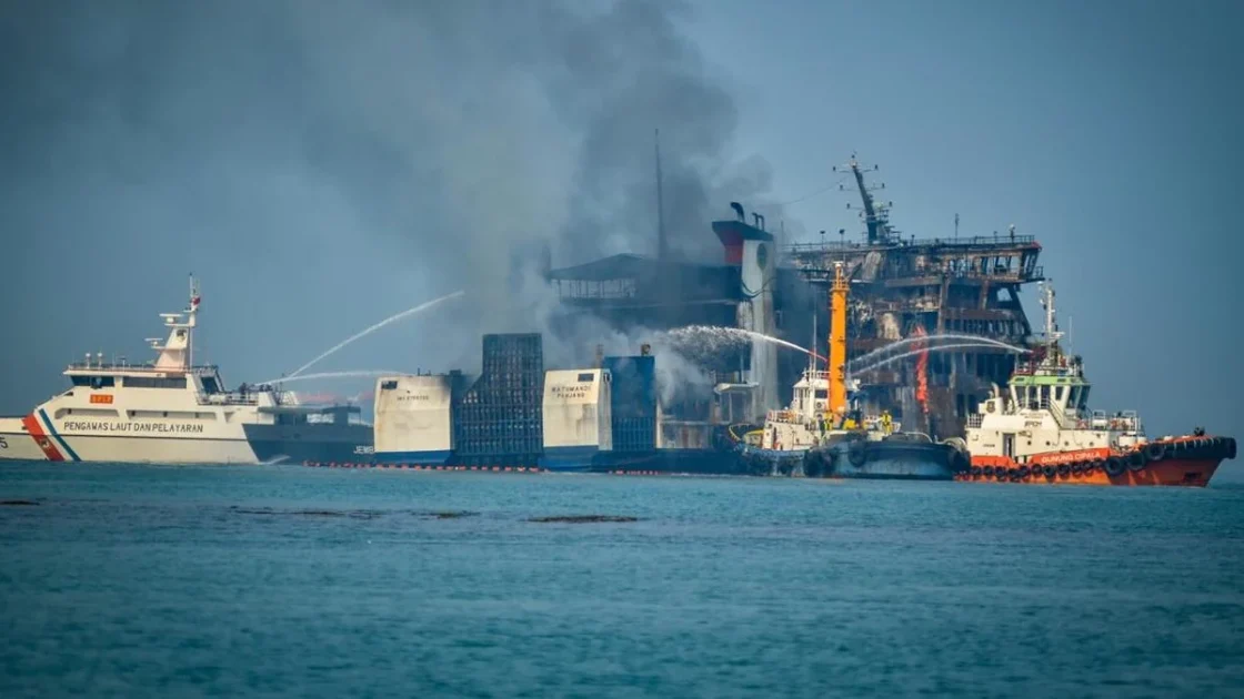 KMP Batumandi Tenggelam di Merak Usai Terbakar