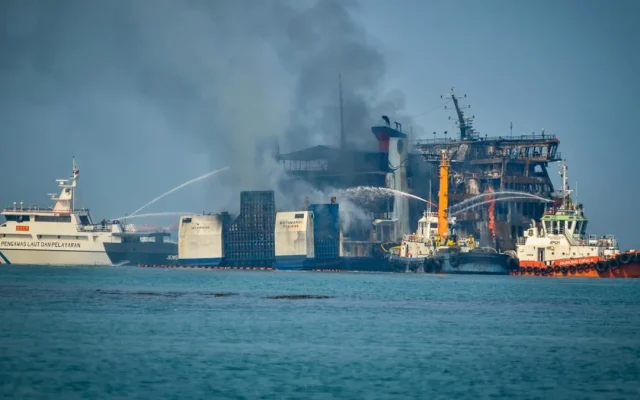 KMP Batumandi Tenggelam di Merak Usai Terbakar