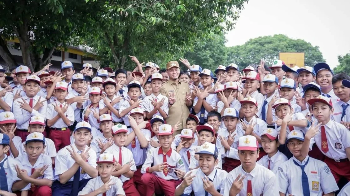 Pemko Pekanbaru Bagikan Seragam Gratis 20 Ribu Siswa SD-SMP
