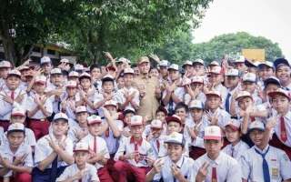 Pemko Pekanbaru Bagikan Seragam Gratis 20 Ribu Siswa SD-SMP