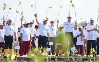 AHY dan Ahmad Luthfi Tanam Mangrove di Demak Atasi Abrasi