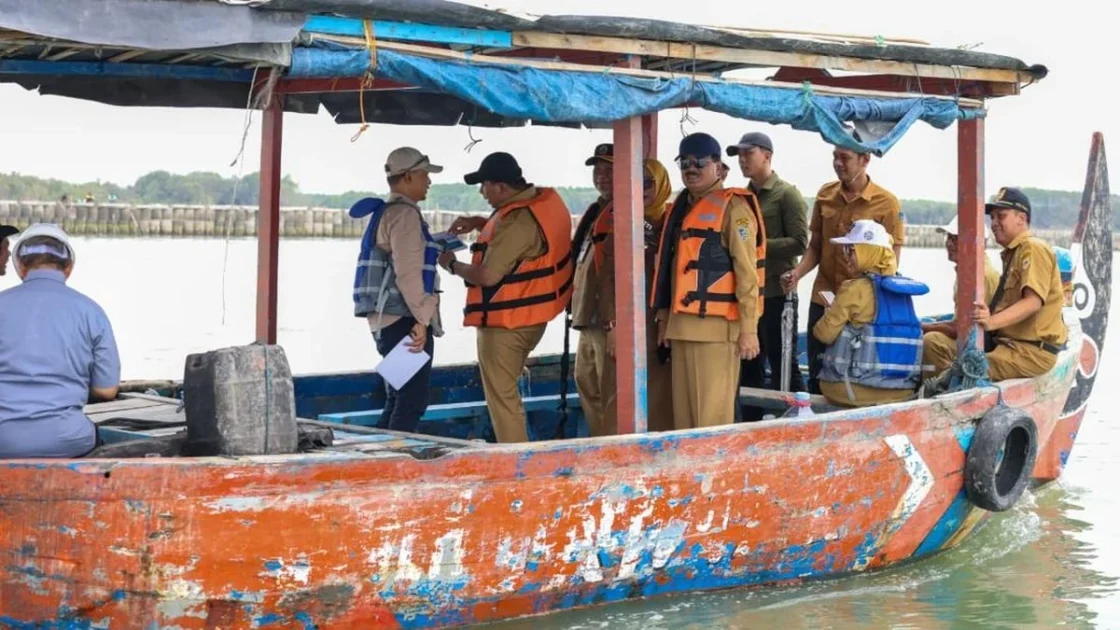 Taj Yasin Tinjau Pembangunan Tanggul Pantai di Demak