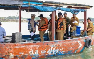 Taj Yasin Tinjau Pembangunan Tanggul Pantai di Demak