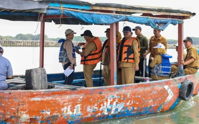 Taj Yasin Tinjau Pembangunan Tanggul Pantai di Demak
